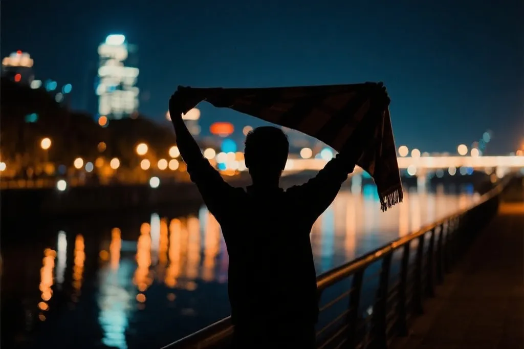 世界杯夜景拍照灵感，城市灯光与水面倒影，人物剪影手举围巾，冷暖对比强烈，电影感构图